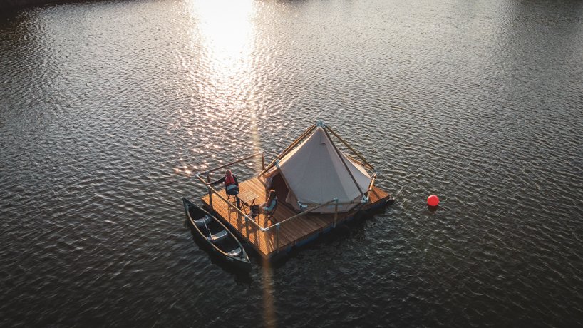 8-hotel-rafts-on-a-lake-will-revive-your-childhood-dreams-3-60cde2d88fe6b