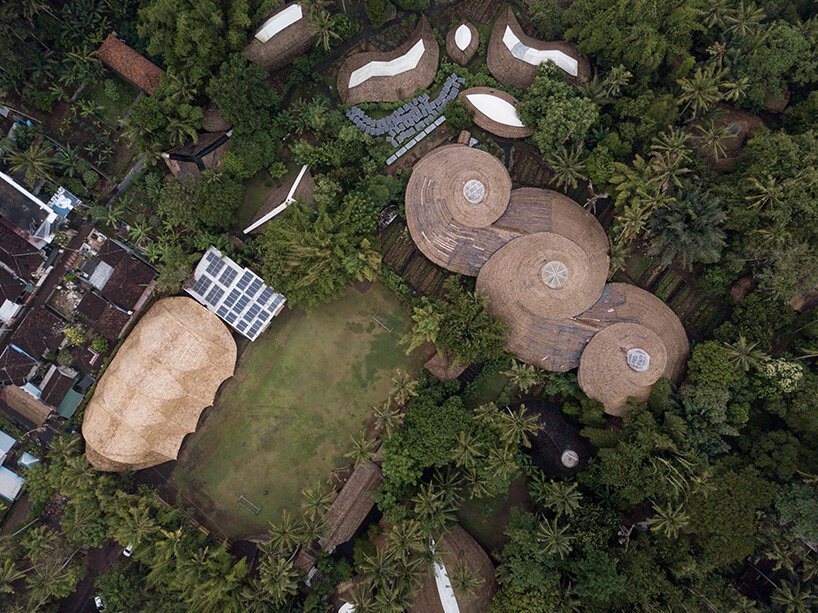 draping-bamboo-roof-lightweight-structure-ibukur-green-school-bali-indonesia-designboom-01