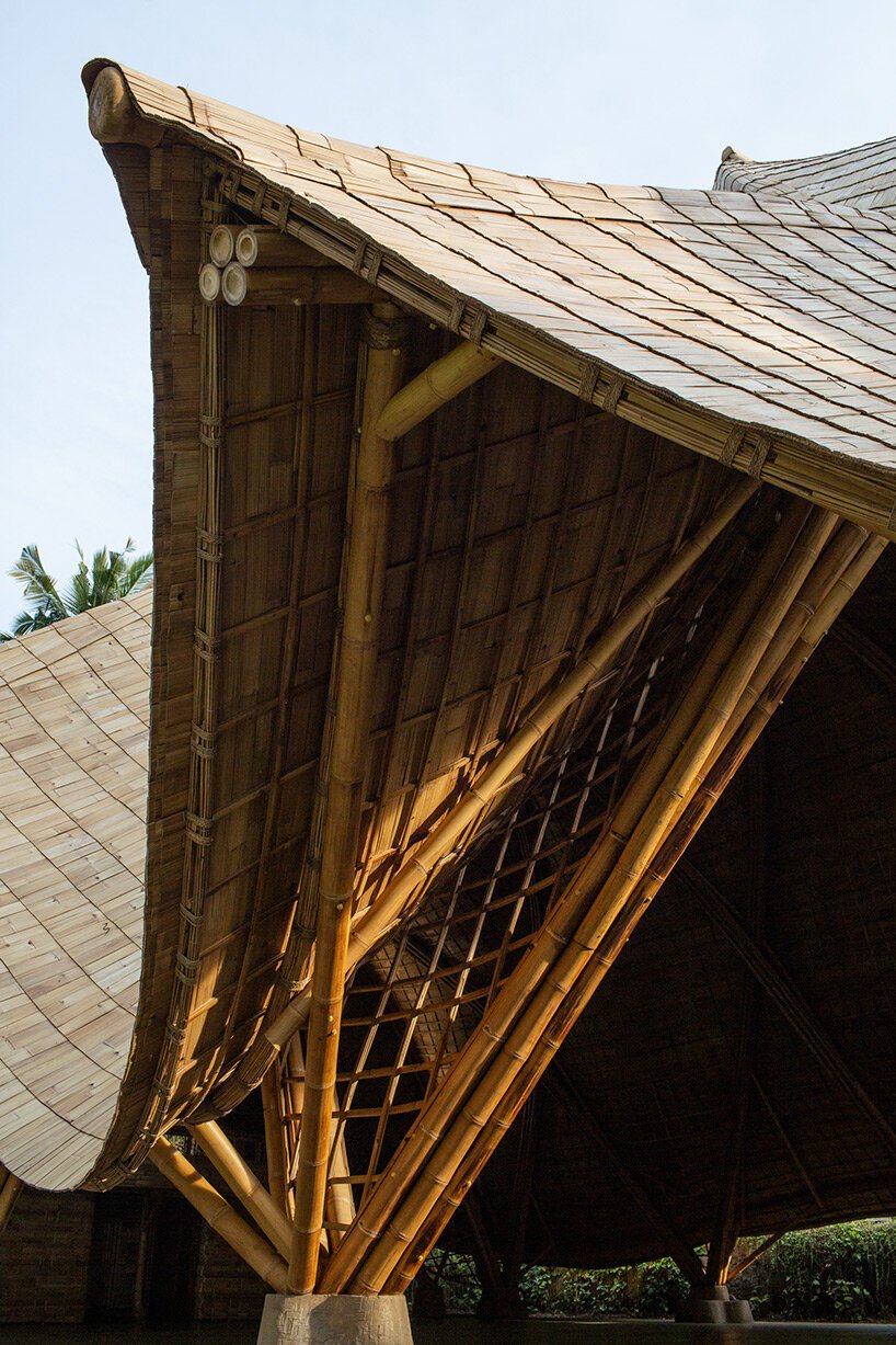 draping-bamboo-roof-lightweight-structure-ibukur-green-school-bali-indonesia-designboom-05