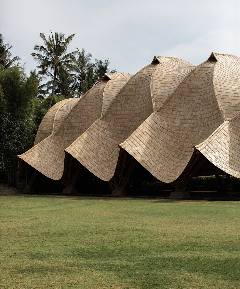 draping-bamboo-roof-lightweight-structure-ibukur-green-school-bali-indonesia-designboom-06