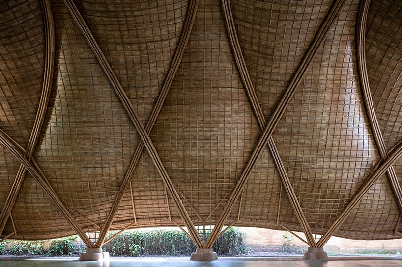 draping-bamboo-roof-lightweight-structure-ibukur-green-school-bali-indonesia-designboom-08