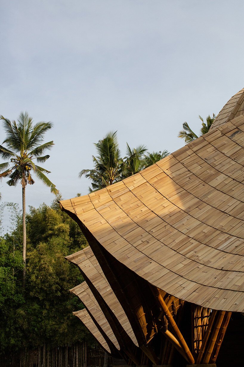 draping-bamboo-roof-lightweight-structure-ibukur-green-school-bali-indonesia-designboom-10