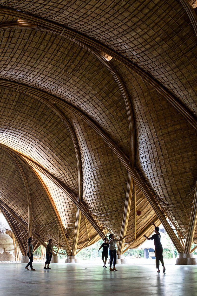 draping-bamboo-roof-lightweight-structure-ibukur-green-school-bali-indonesia-designboom-12