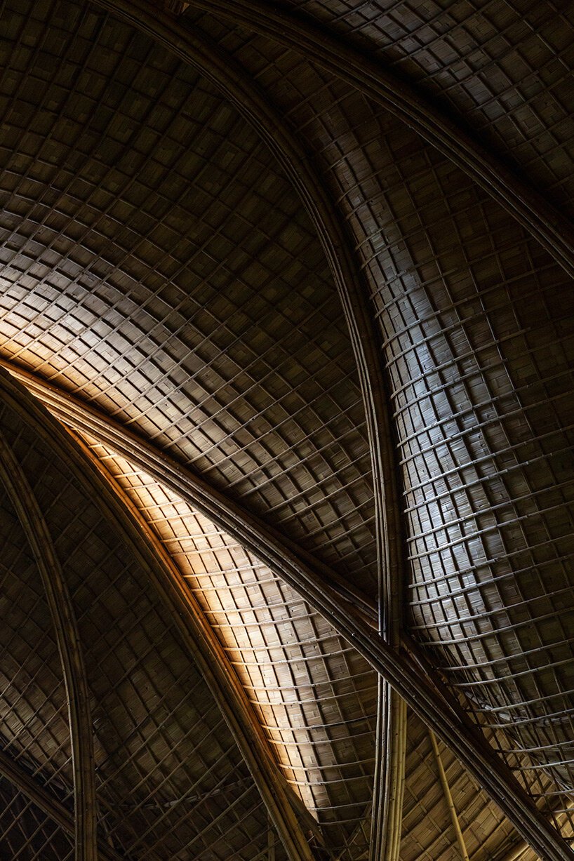 draping-bamboo-roof-lightweight-structure-ibukur-green-school-bali-indonesia-designboom-13