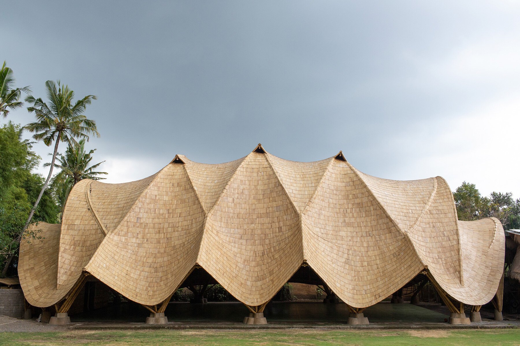 draping-bamboo-roof-lightweight-structure-ibukur-green-school-bali-indonesia-designboom-full-width-02