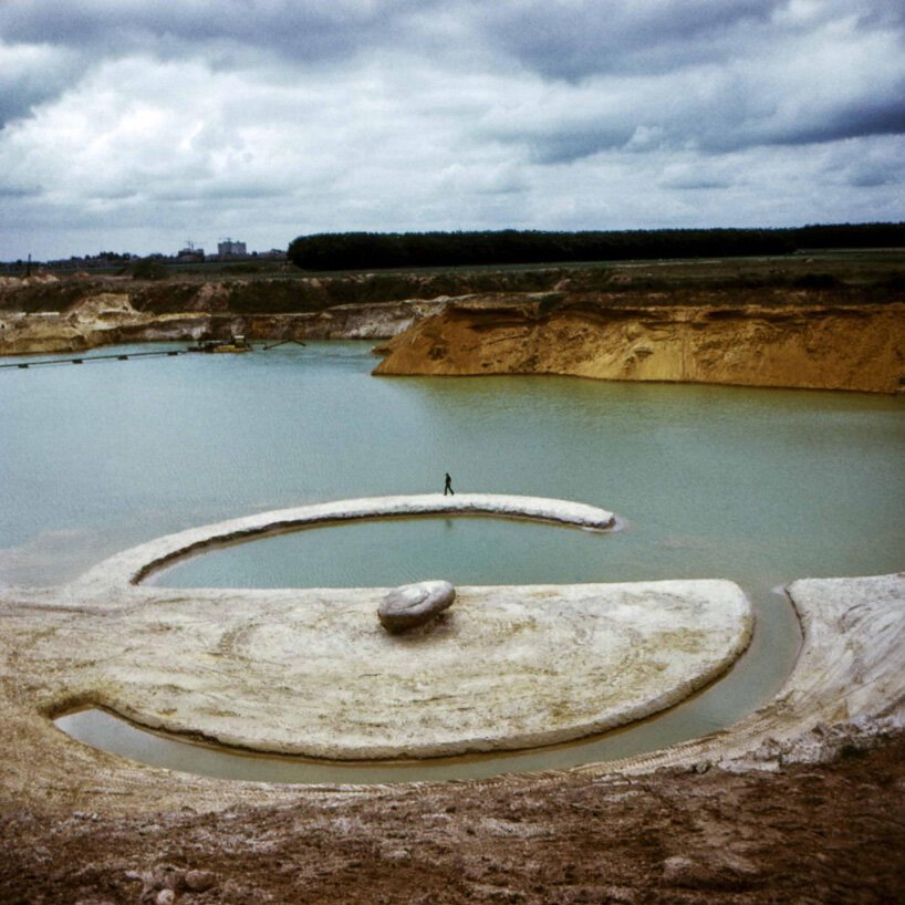robert-smithson-broken-circle-spiral-hill-former-sand-mine-netherlands-earthwork-designboom-1