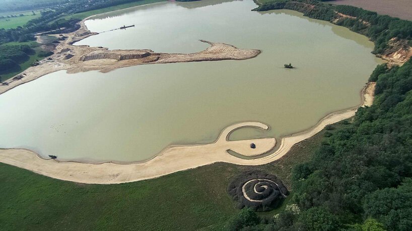 robert-smithson-broken-circle-spiral-hill-former-sand-mine-netherlands-earthwork-designboom-2