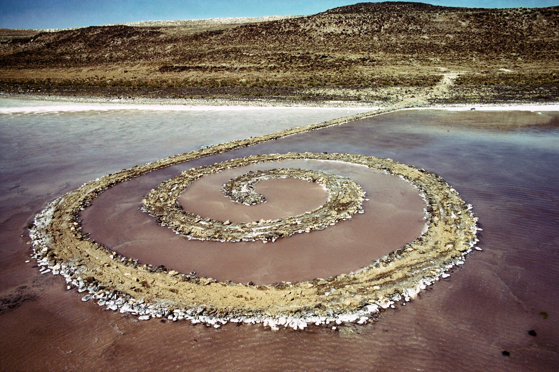 robert-smithson-broken-circle-spiral-hill-former-sand-mine-netherlands-earthwork-designboom-large2