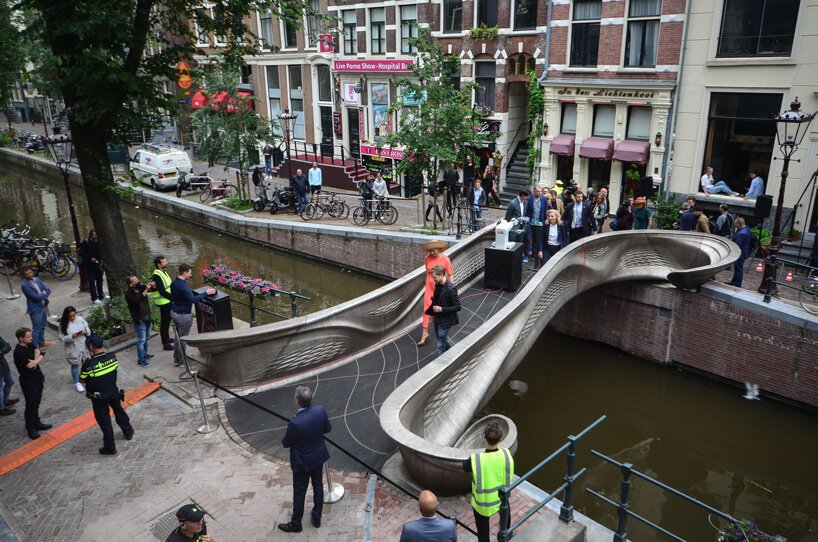 mx3d-world-first-3d-printed-steel-bridge-oldest-canals-amsterdam-red-light-district-designboom-2