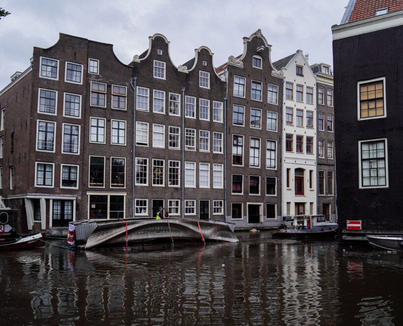 mx3d-world-first-3d-printed-steel-bridge-oldest-canals-amsterdam-red-light-district-designboom-3