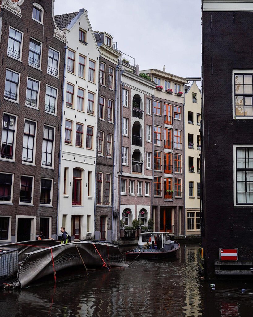 mx3d-world-first-3d-printed-steel-bridge-oldest-canals-amsterdam-red-light-district-designboom-4