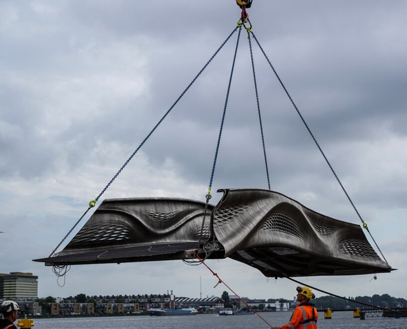 mx3d-world-first-3d-printed-steel-bridge-oldest-canals-amsterdam-red-light-district-designboom-5