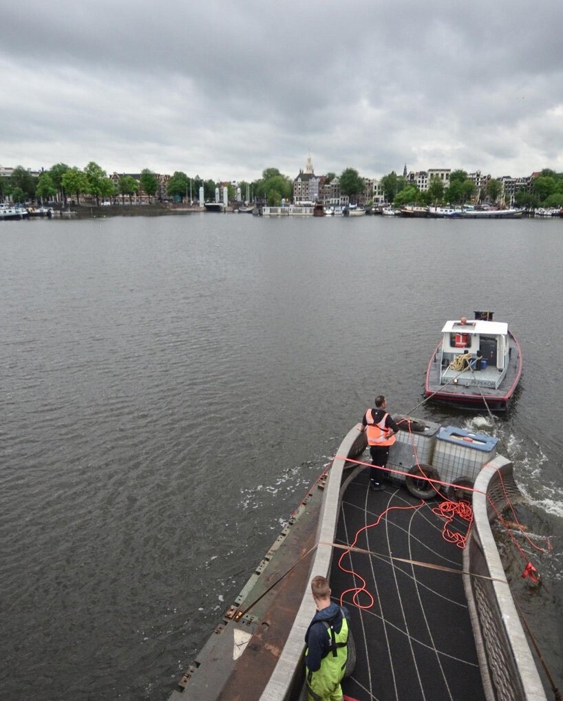 mx3d-world-first-3d-printed-steel-bridge-oldest-canals-amsterdam-red-light-district-designboom-8