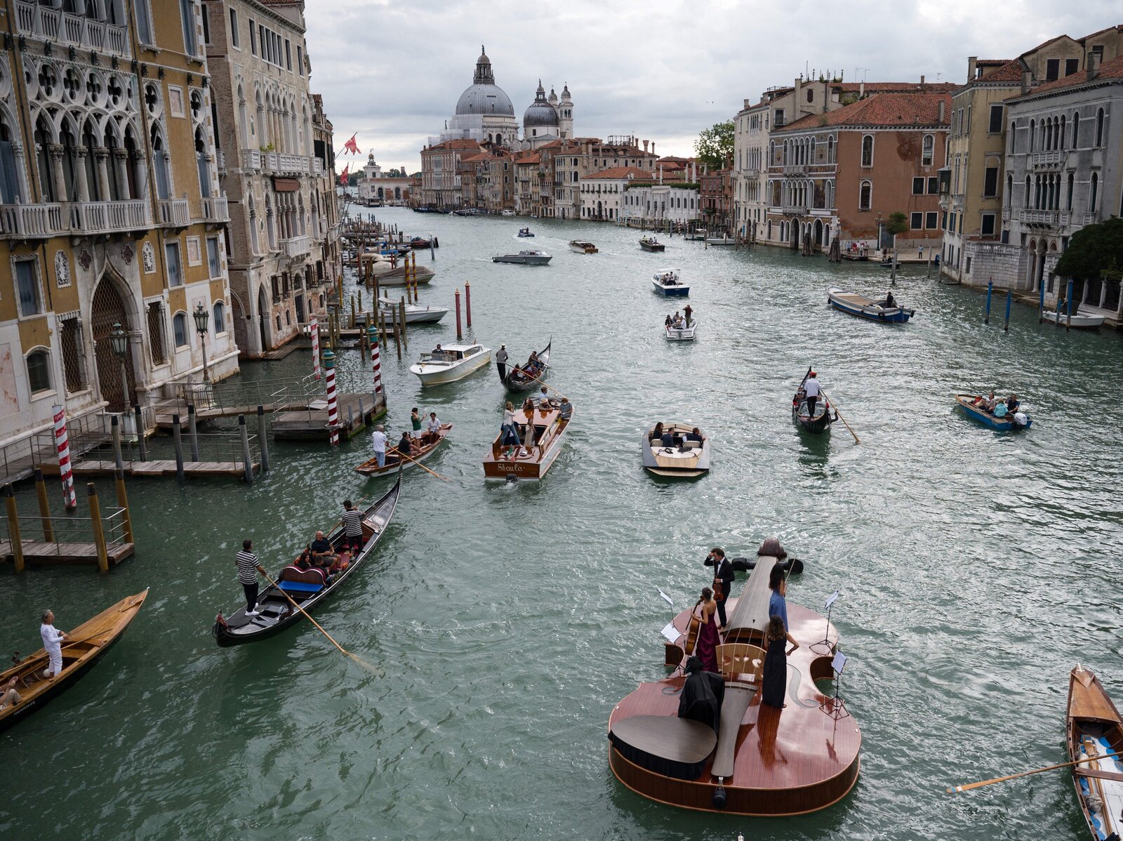 "Noah's Violin", a giant floating violin by Venetian sculptor Livio De Marchi, makes its maiden voyage for a concert on the Grand Canal in Venice on September 18, 2021. - Twelve and a half metres of wood, some of it hand-crafted, symbolizing the rebirth of Venice through art, culture and music, said the authors. The floating violin is hosting musicians from the Benedetto Marcello Conservatory playing Vivaldi. (Photo by Marco BERTORELLO / AFP) (Photo by MARCO BERTORELLO/AFP via Getty Images)