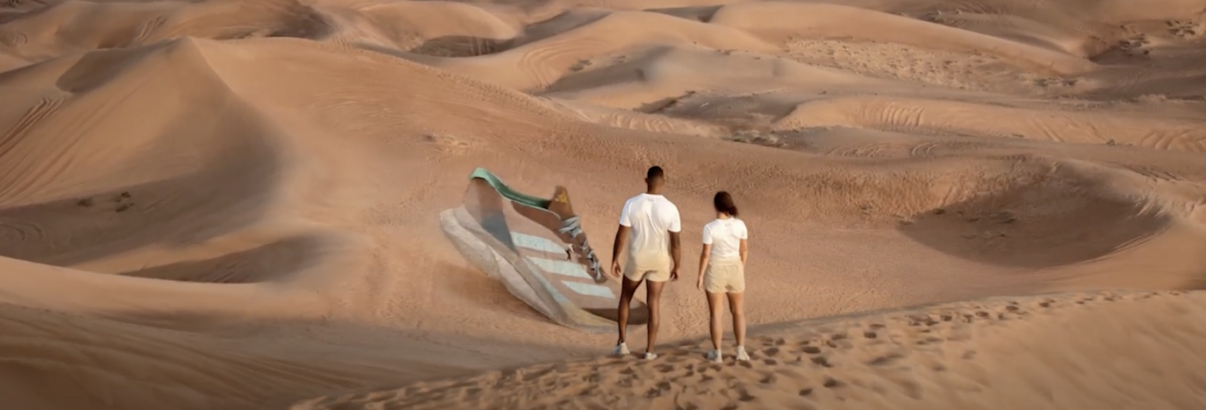 O tênis gigante no deserto dos Emirados Árabes Unidos