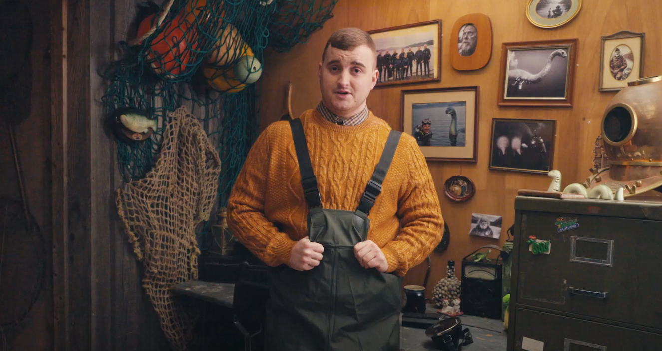 Uma bebida resolvendo o mistério do Lago Ness na Escócia