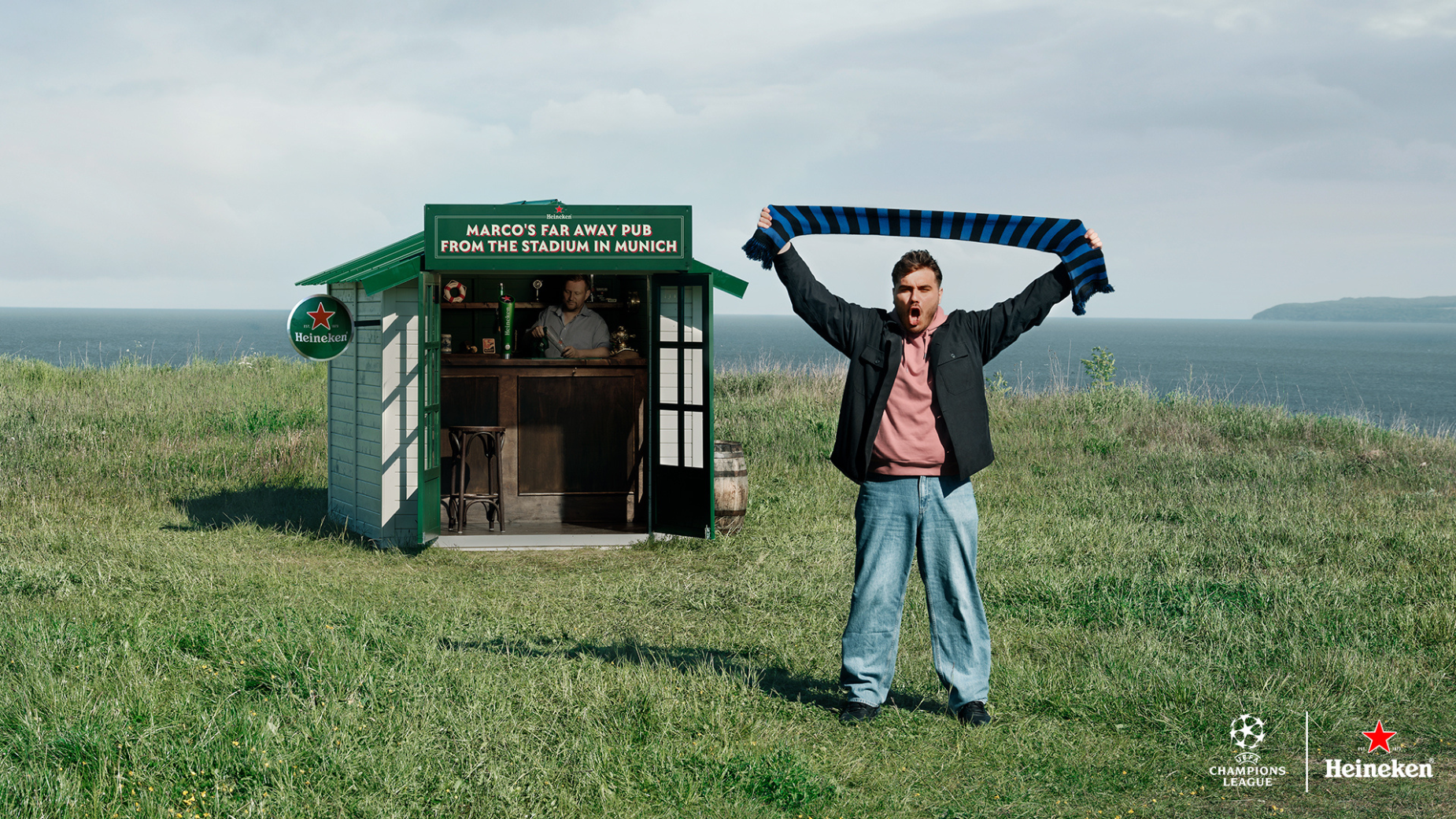 Torcendo bem de longe para o time na Liga dos Campeões da UEFA