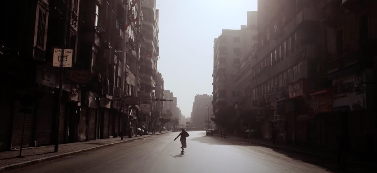 Meninas usando o skate para quebrar preconceitos no Egito