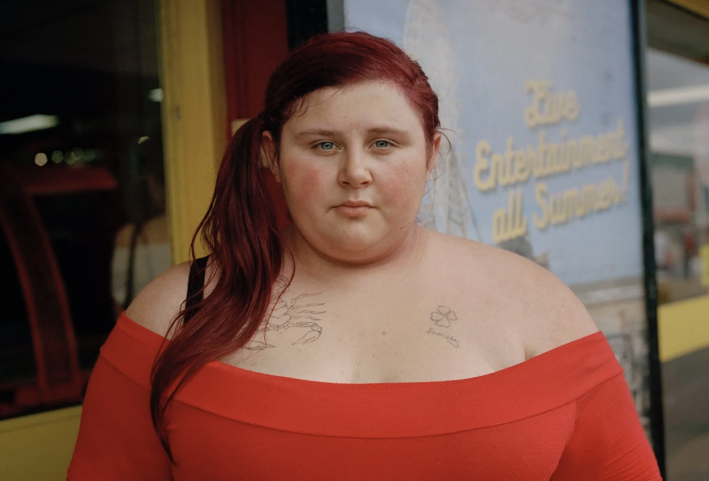 O lado inusitado da cultura britânica nas imagens de Sophie Green