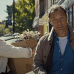 Jude Law evitando uma comédia romântica em Londres