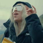 Destaques da semana. JOVENS MULHERES TOCANDO A GRAMA NOS ALPES SUÍÇOS