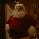 Papai Noel jogando basquete na Grécia
