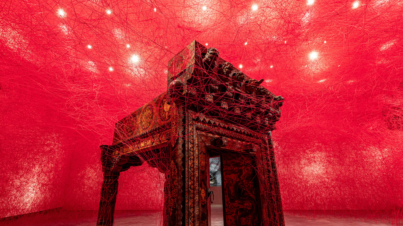 Destaques do ano. OS FIOS SUSPENSOS DE CHIHARU SHIOTA EM PEQUIM