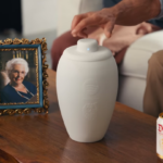 A água Liquid Death deixando os mortos mais felizes