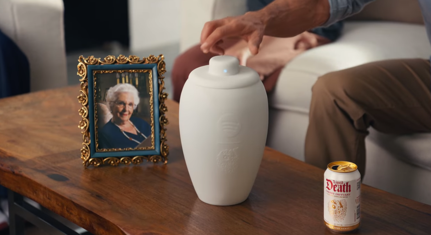 A água Liquid Death deixando os mortos mais felizes