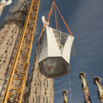Destaques da semana. A CRUZ SUPERIOR DA SAGRADA FAMÍLIA DE GAUDÍ EM BARCELONA
