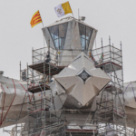 A cruz superior da Sagrada Família de Gaudí em Barcelona