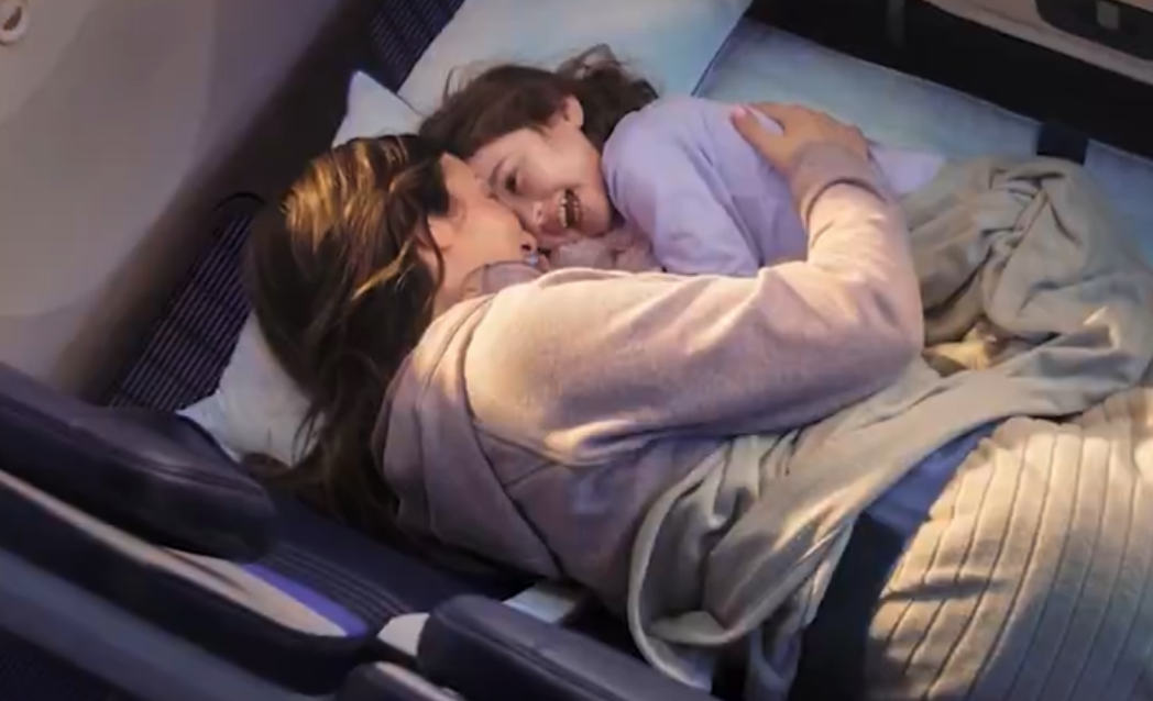 Destaques da semana. OS ASSENTOS DA ECONÔMICA QUE VIRAM CAMA NA UNITED AIRLINES