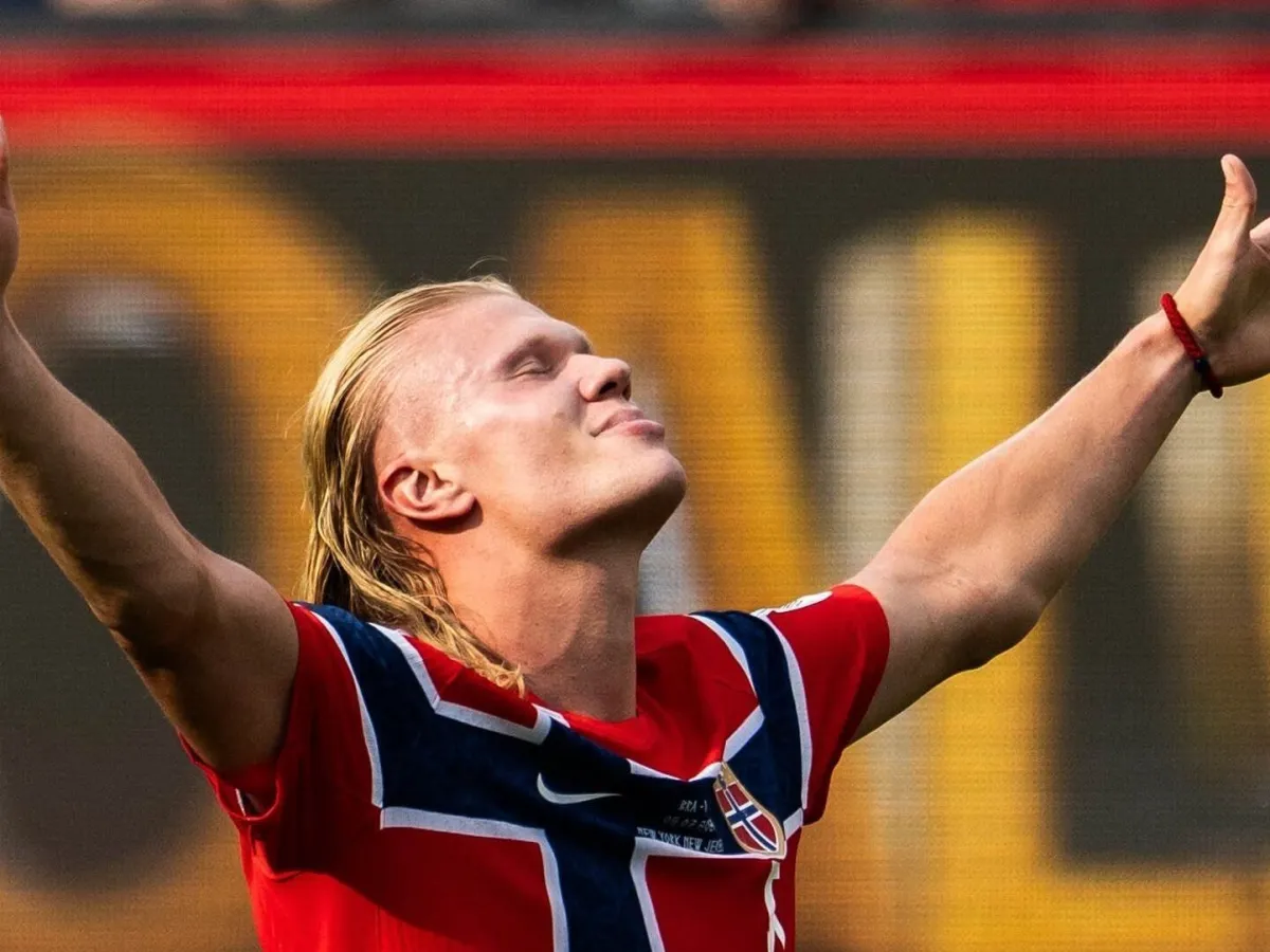 Haaland jogando como um viking em Nova York