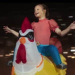 Uma operadora e uma galinha patinando no Reino Unido